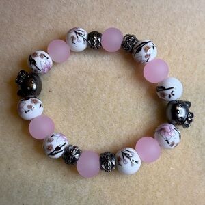 Chic Floral Pink and White Beaded Bracelet